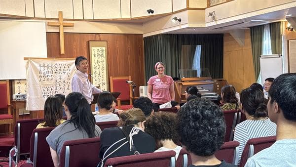 English Time for Kids で礼拝堂に集まった子供たちと講師
