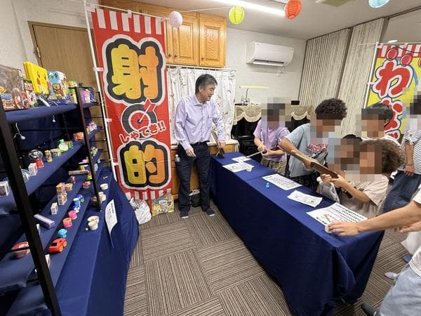 English Time for Kids の射的ゲームで遊ぶ子供たち